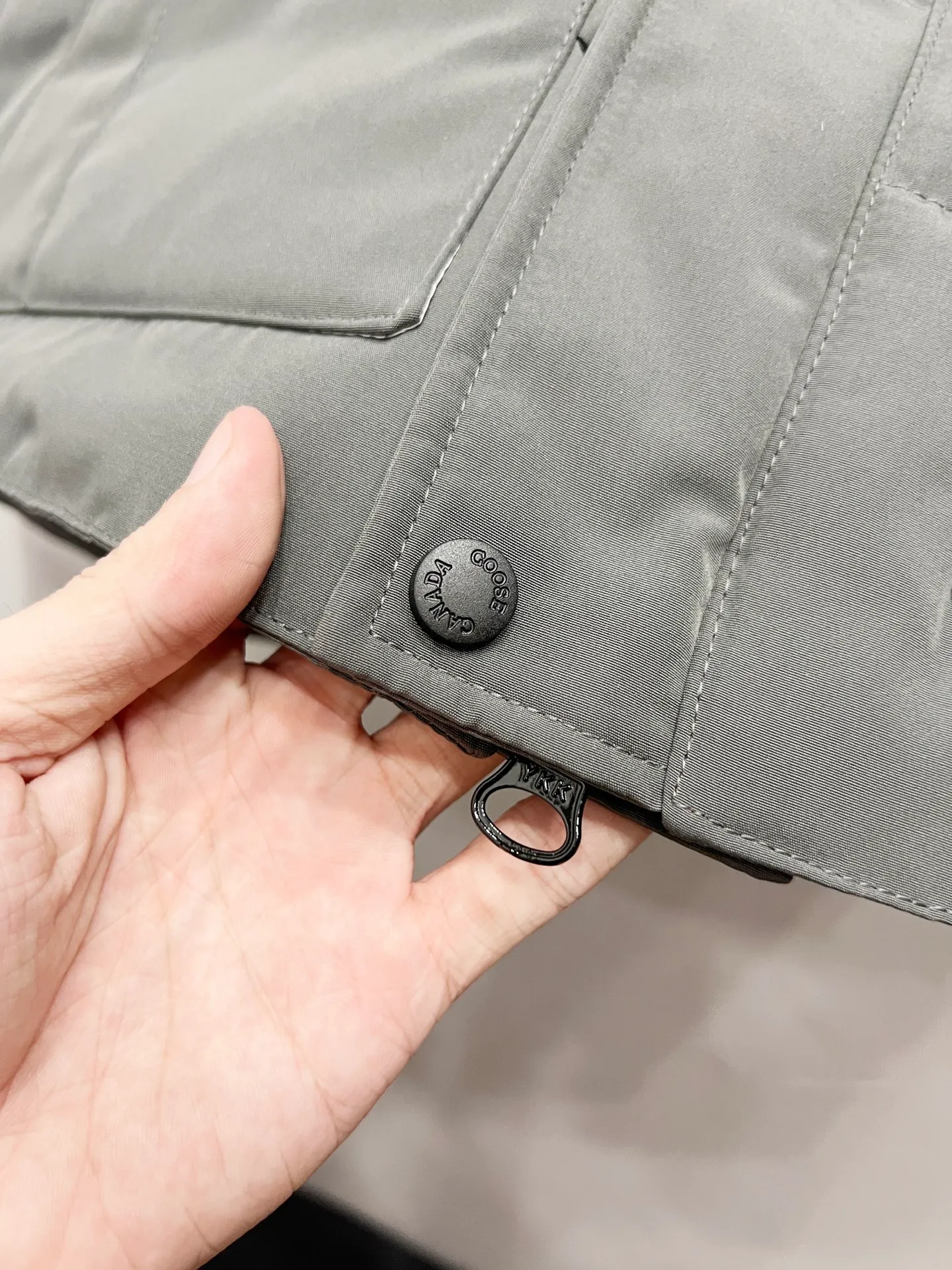 P330 model number: YC29 Canada goose/Canada Goose 4154M Freestyle Crew down vest, using international 50 down, genuine original clothing, pay attention to the version, YKK double zipper, velvet on the back collar, more warm, zippered hidden pocket on the inside, genuine mesh pockets on the inside. If you need to compare with the genuine product, check it out at any time. Accessories are all customized from the original factory. The fabric is molded and customized according to the original version. It can be restored by kneading it at will (fabric interpretation: the harder the fabric, the better the waterproof performance. Only those who buy the latest authentic version this year will notice the softness and comfort of the fabric. Soft fabrics are waterproof and have memory rebound function, which is the authentic fabric). The down is synchronized with genuine white duck down, fluffy and not clumps. The original version of Big Goose is white duck down. It is not the goose down boasted by the world's random copywriting. It can be verified through any official channel. Customized authentic YKK double zipper military-grade copper core zipper puller. High hardness and no jamming. The original smoothness is restored. The workmanship and wiring are all controlled by workers with more than ten years of service. They must be horizontal and vertical. No crookedness. The inner wiring density is more sophisticated. Feel free to compare. Big goose label. Collar label. Washed label. Hangtag. Zipper rope. Pocket label. Collar velvet. Buttons. All details are updated simultaneously with the original version. The best version. A fighter in a world-famous vest. Compare to the entire network. Color: Black White Navy Blue Gray Gray Gray Label Size: S-XXL